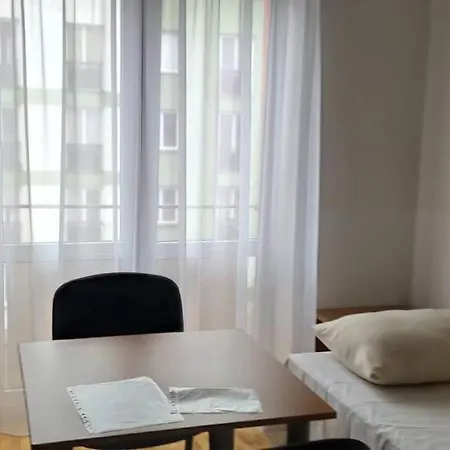 Ubytovna Plzen فندق-كبسولة